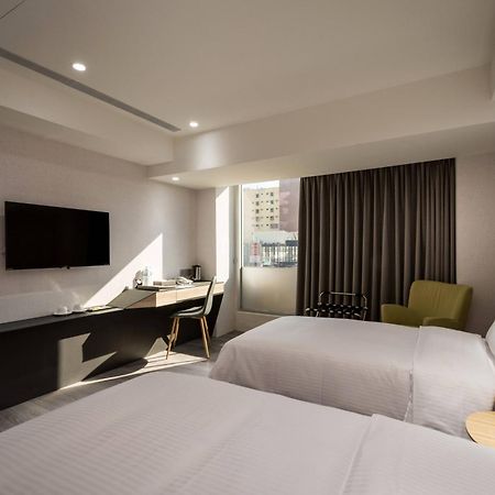 D D Hotel Тайнан Екстериор снимка