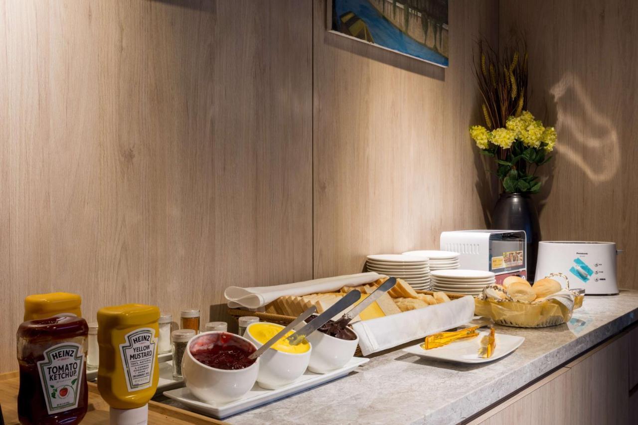 D D Hotel Тайнан Екстериор снимка