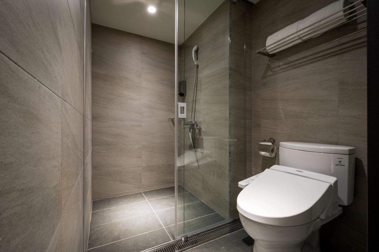 D D Hotel Тайнан Екстериор снимка
