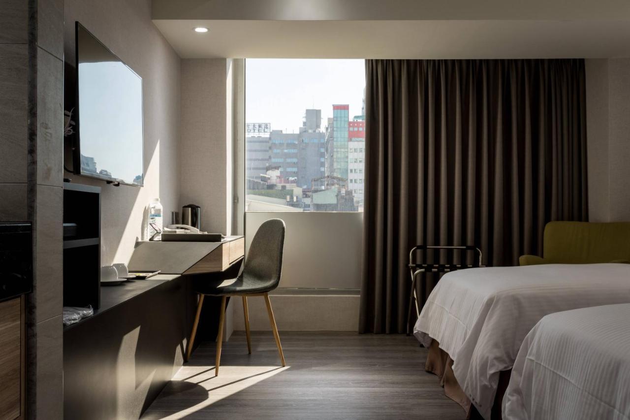 D D Hotel Тайнан Екстериор снимка