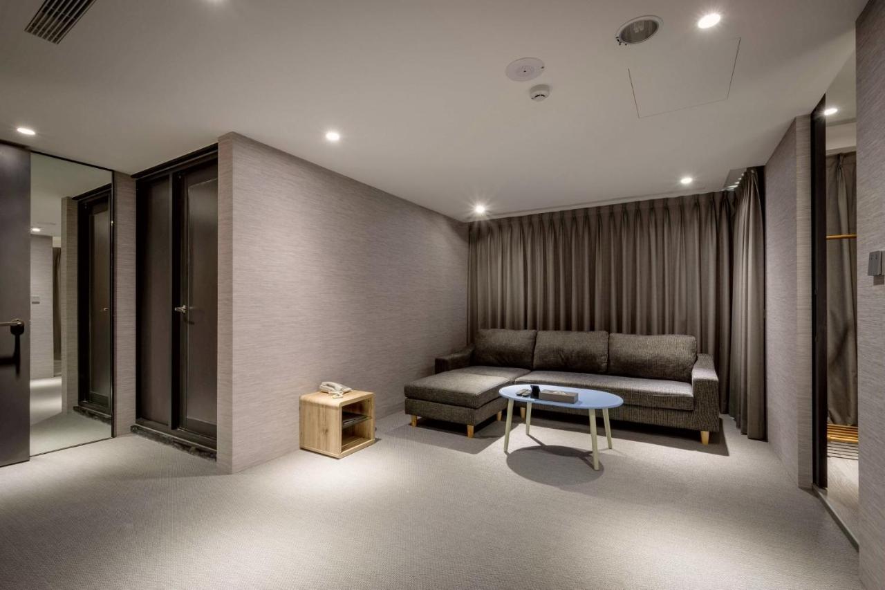 D D Hotel Тайнан Екстериор снимка