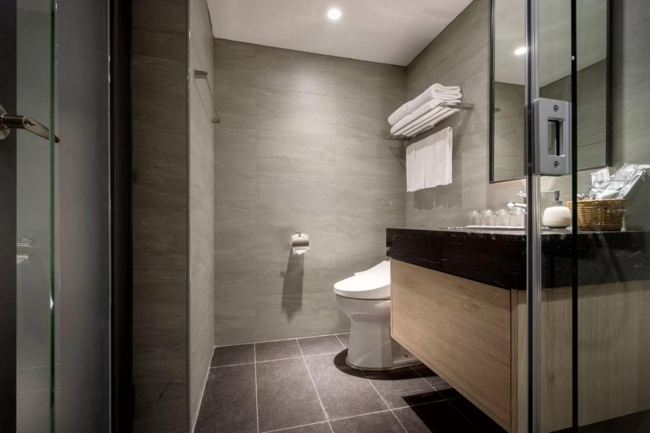 D D Hotel Тайнан Екстериор снимка