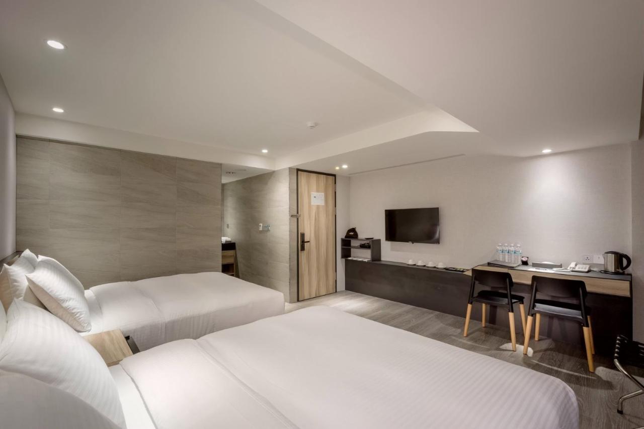 D D Hotel Тайнан Екстериор снимка