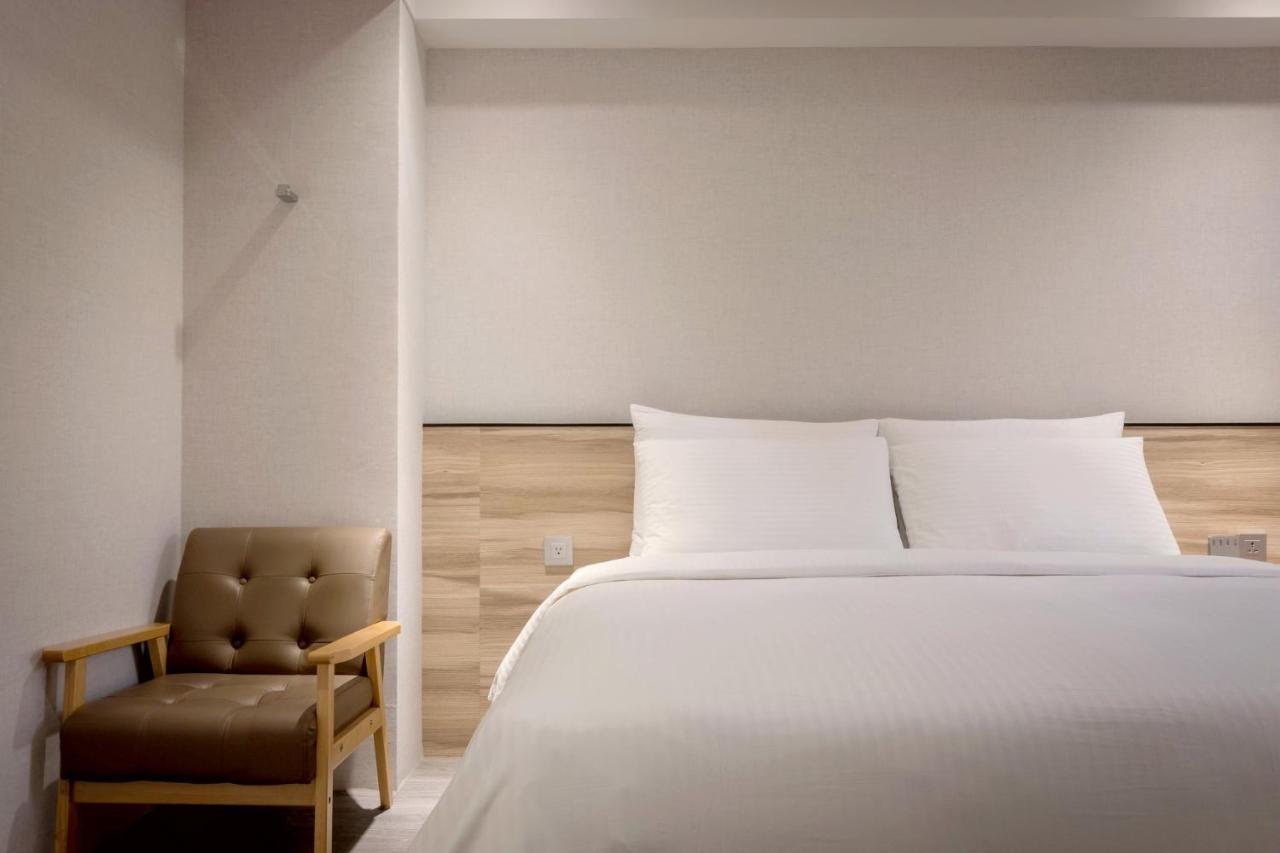 D D Hotel Тайнан Екстериор снимка