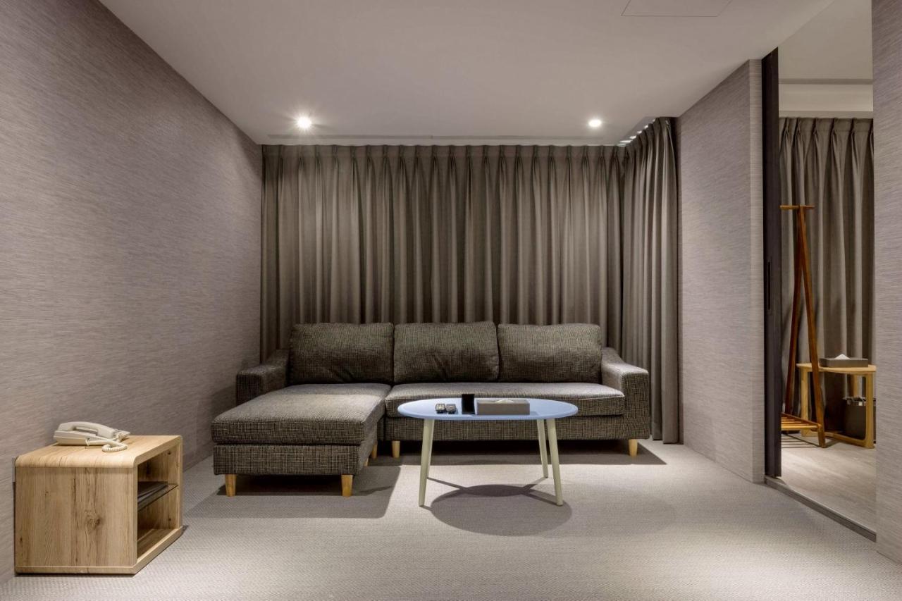 D D Hotel Тайнан Екстериор снимка