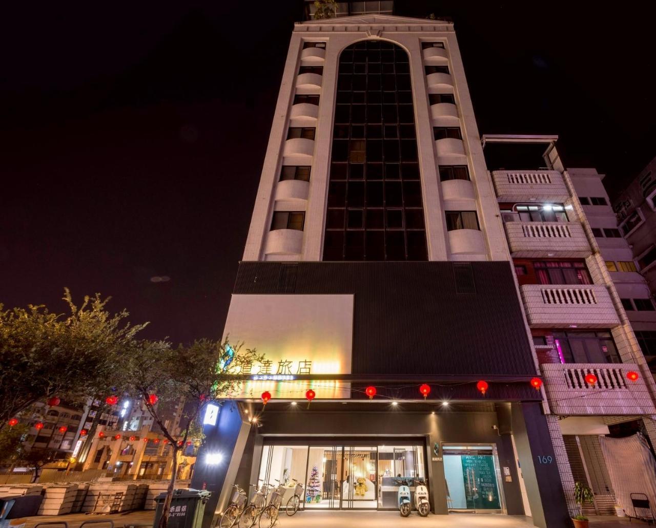 D D Hotel Тайнан Екстериор снимка