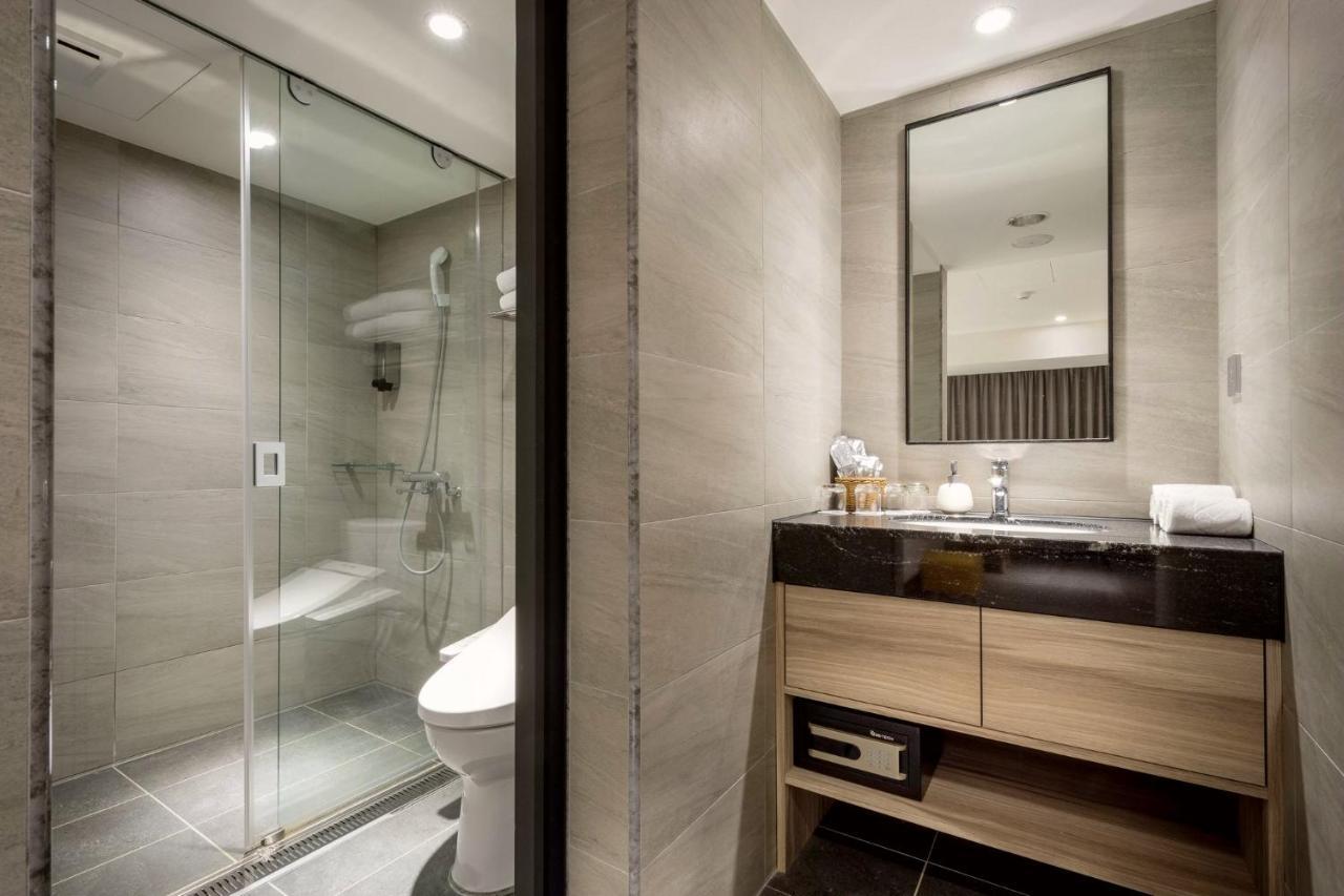 D D Hotel Тайнан Екстериор снимка