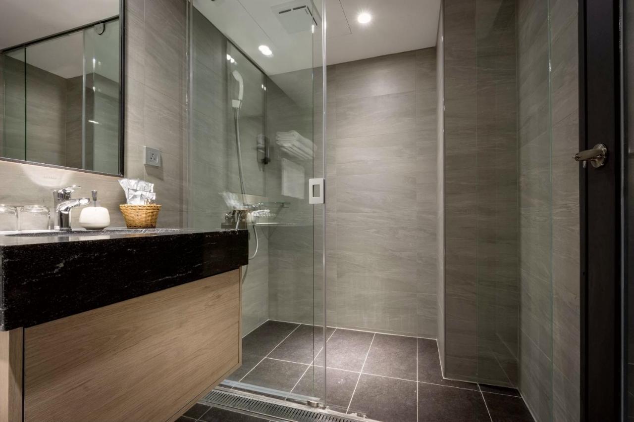 D D Hotel Тайнан Екстериор снимка